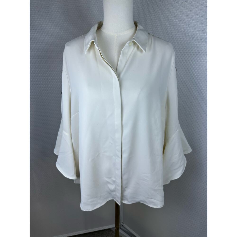 Chicos lace up bell sleeve top contrasting colors Size 3 XL